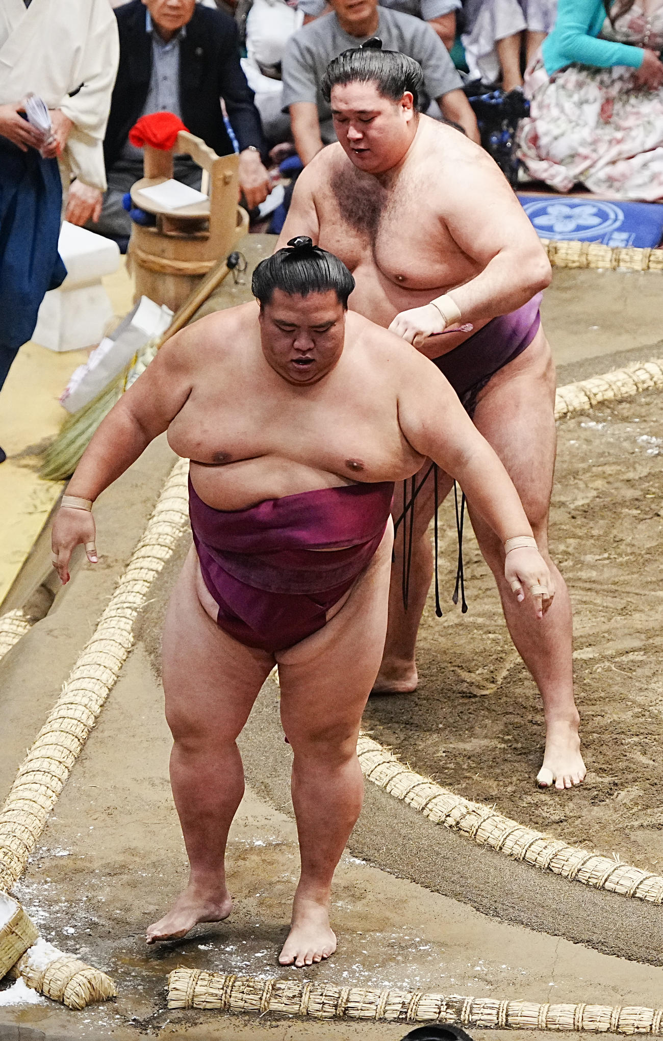 大相撲秋場所初日　御嶽海（手前）は狼雅に寄り切りで敗れる（撮影・小沢裕）