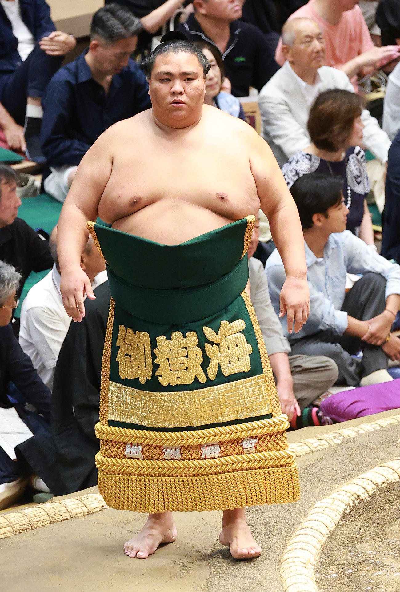 土俵入りする御嶽海（撮影・中島郁夫）