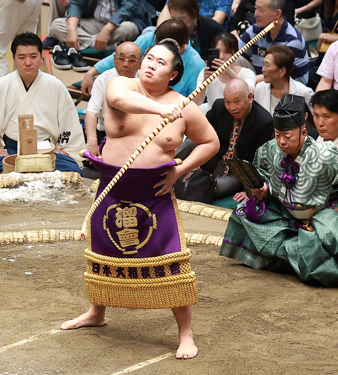 弓取り式を行う羅漢児（撮影・中島郁夫）