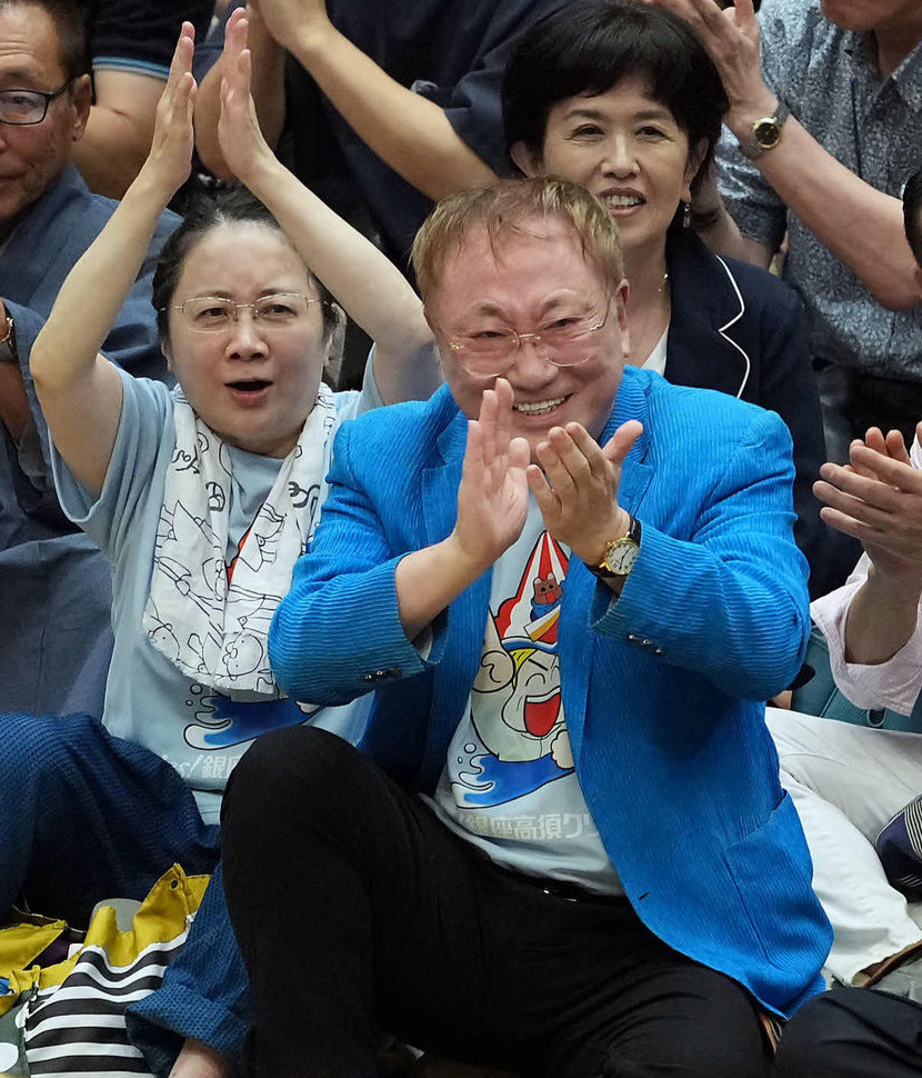 豊昇龍に拍手を送る高須クリニックの高須克弥院長（右から2人目）と漫画家の西原理恵子氏（撮影・たえ見朱実）