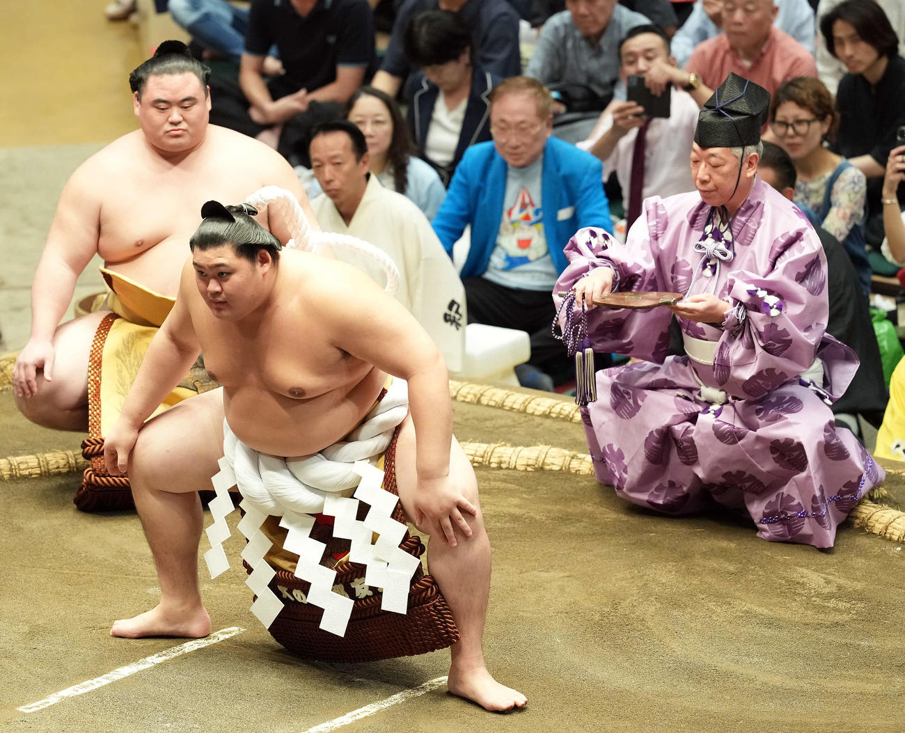 横綱大の里の土俵入りに臨む立行司の式守伊之助（右）（撮影・たえ見朱実）