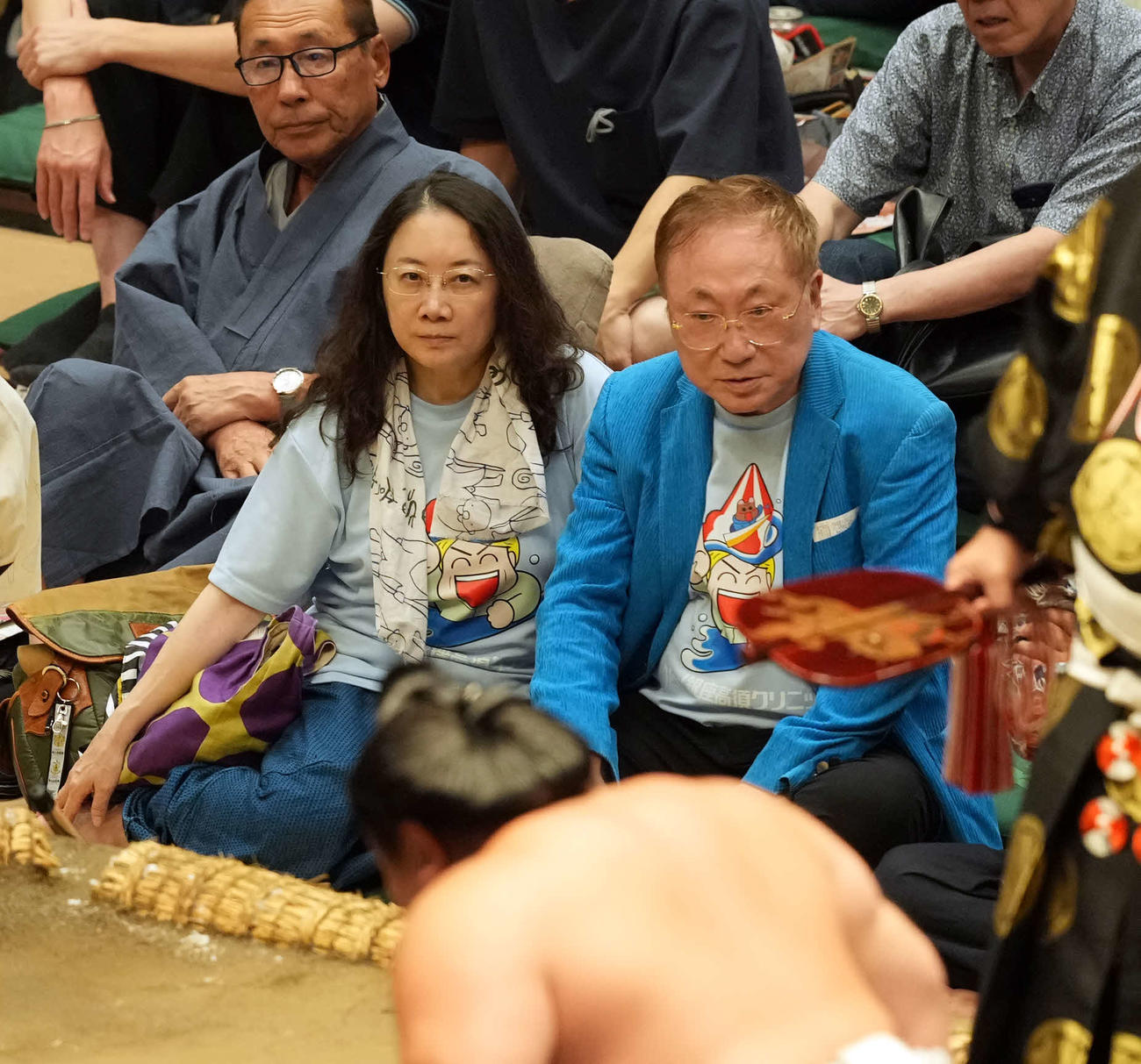 観戦する高須クリニックの高須克弥院長（右）と漫画家の西原理恵子氏（撮影・たえ見朱実）