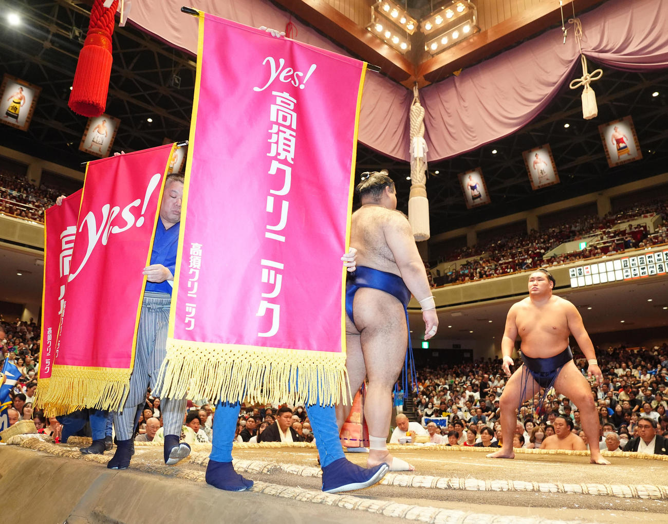 豊昇龍と高安の取組に出される高須クリニックの懸賞旗（撮影・江口和貴）