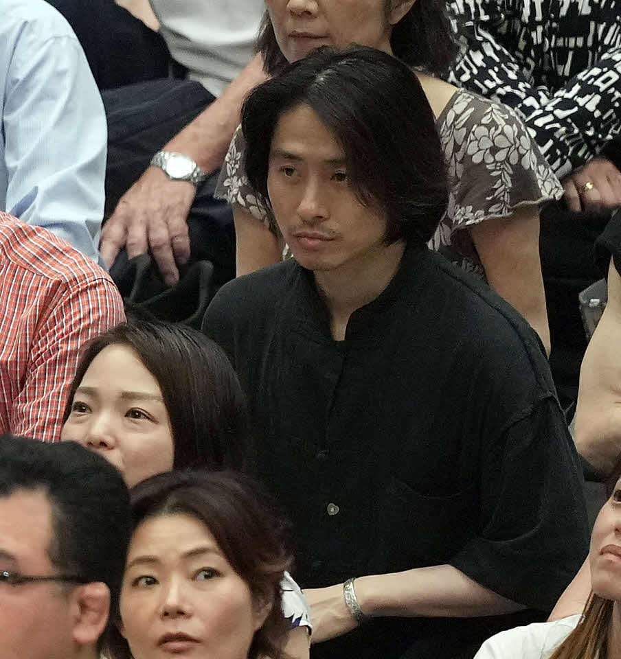 観戦する三宅健（撮影・たえ見朱実）