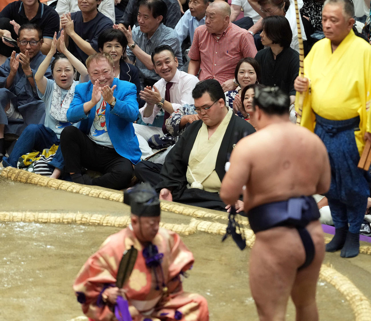 豊昇龍に拍手を送る高須クリニックの高須克弥院長（左から3人目）と漫画家の西原理恵子氏（撮影・たえ見朱実）
