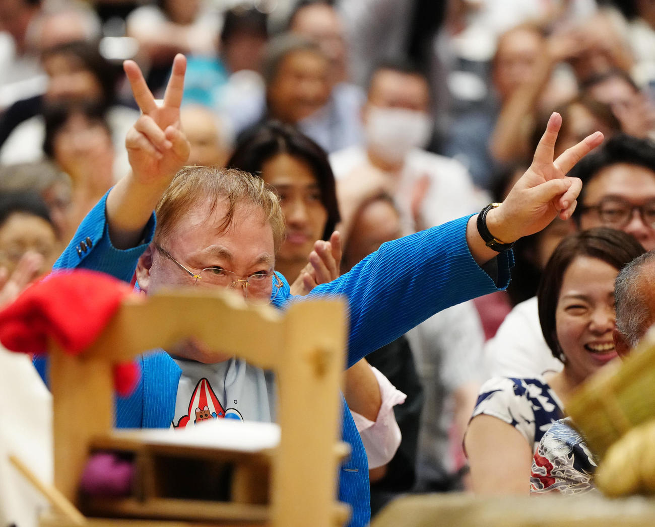 懸賞への拍手でピースサインを見せる高須クリニックの高須克弥院長（撮影・江口和貴）
