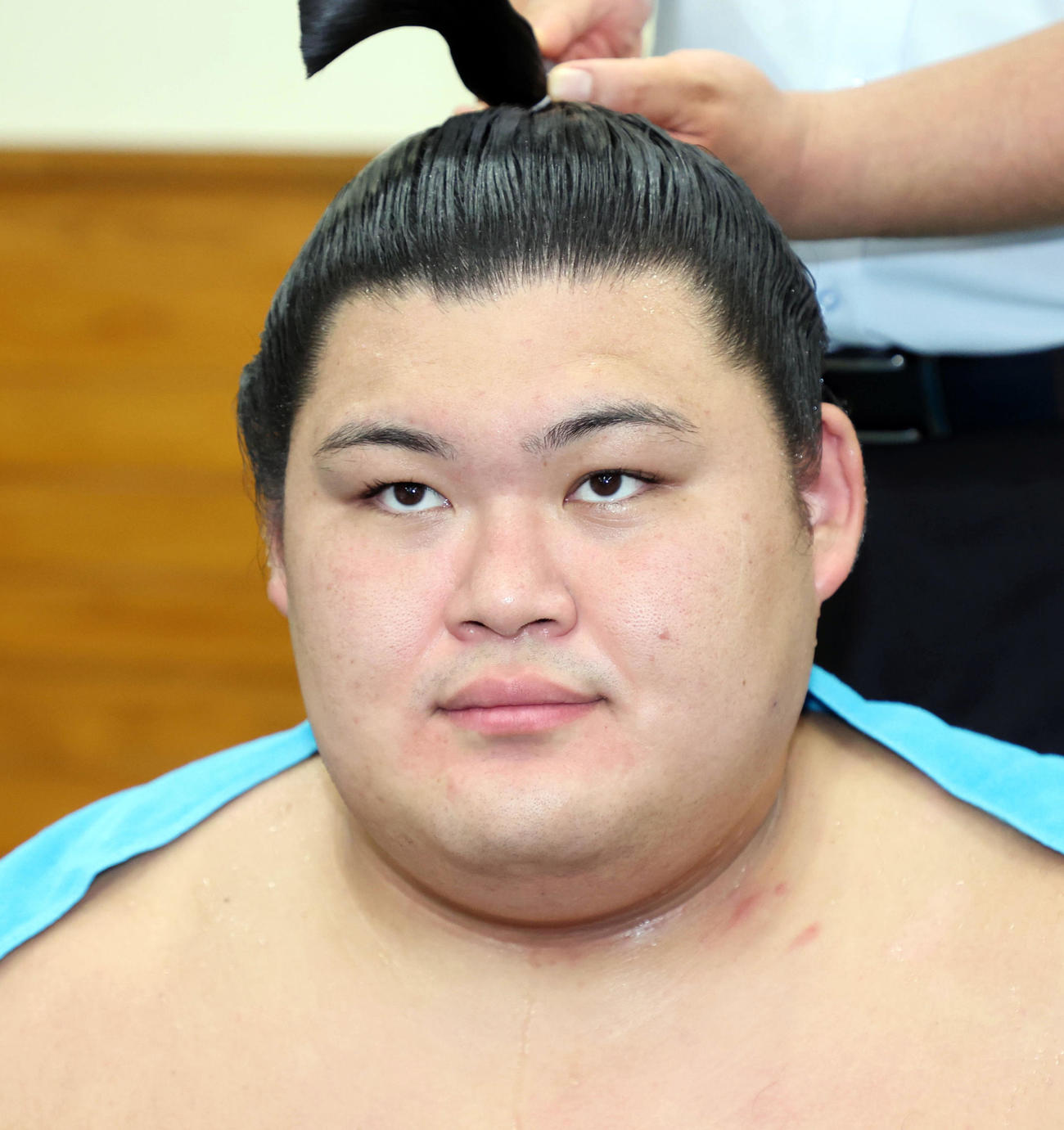 支度部屋で記者の質問に答える大の里