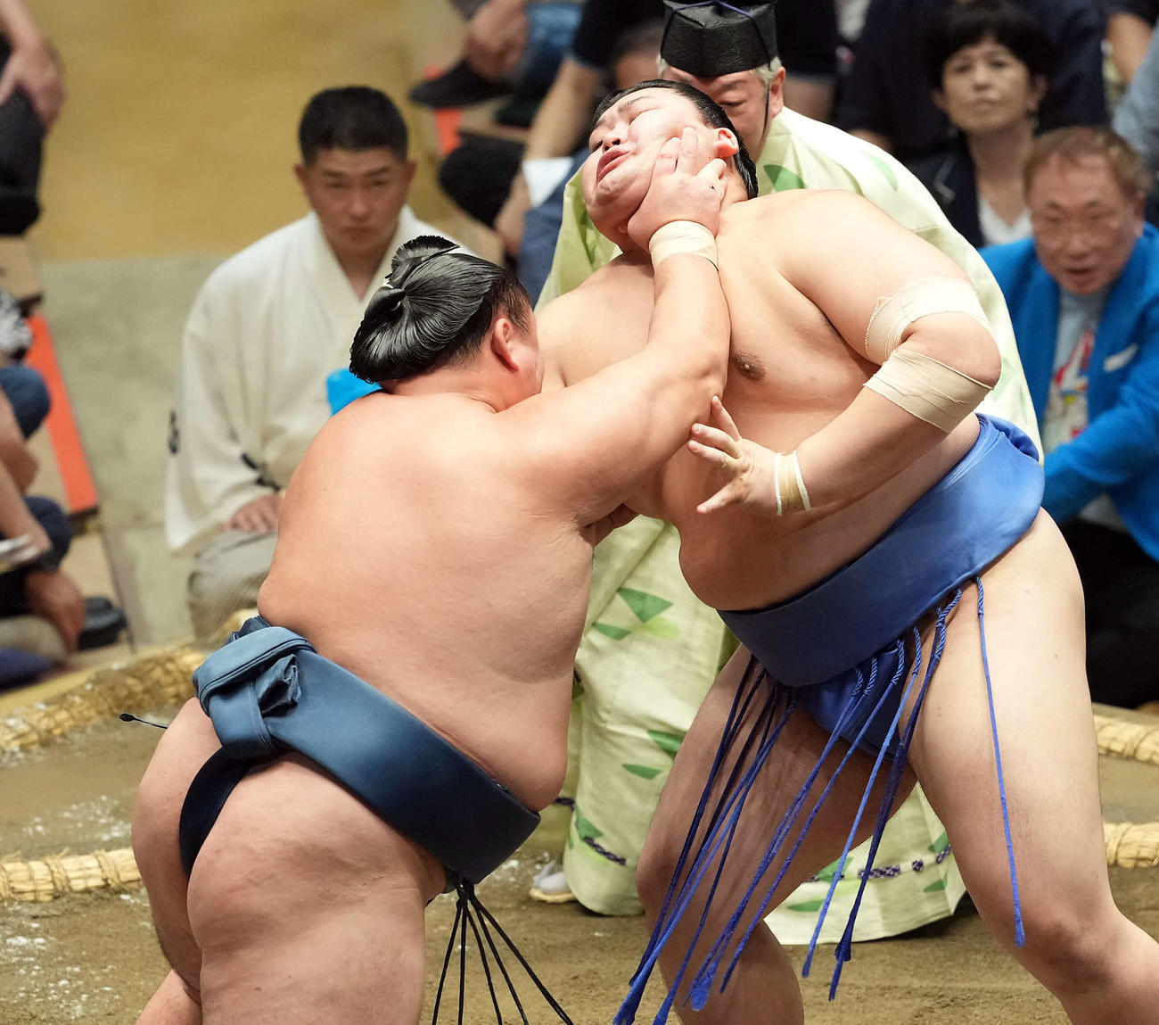 玉鷲（左）に攻め込まれる大の里（撮影・たえ見朱実）
