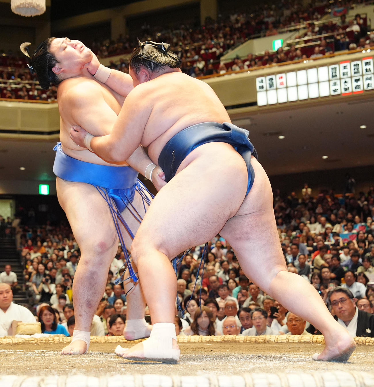 玉鷲（右）ののど輪を受ける大の里（撮影・江口和貴）