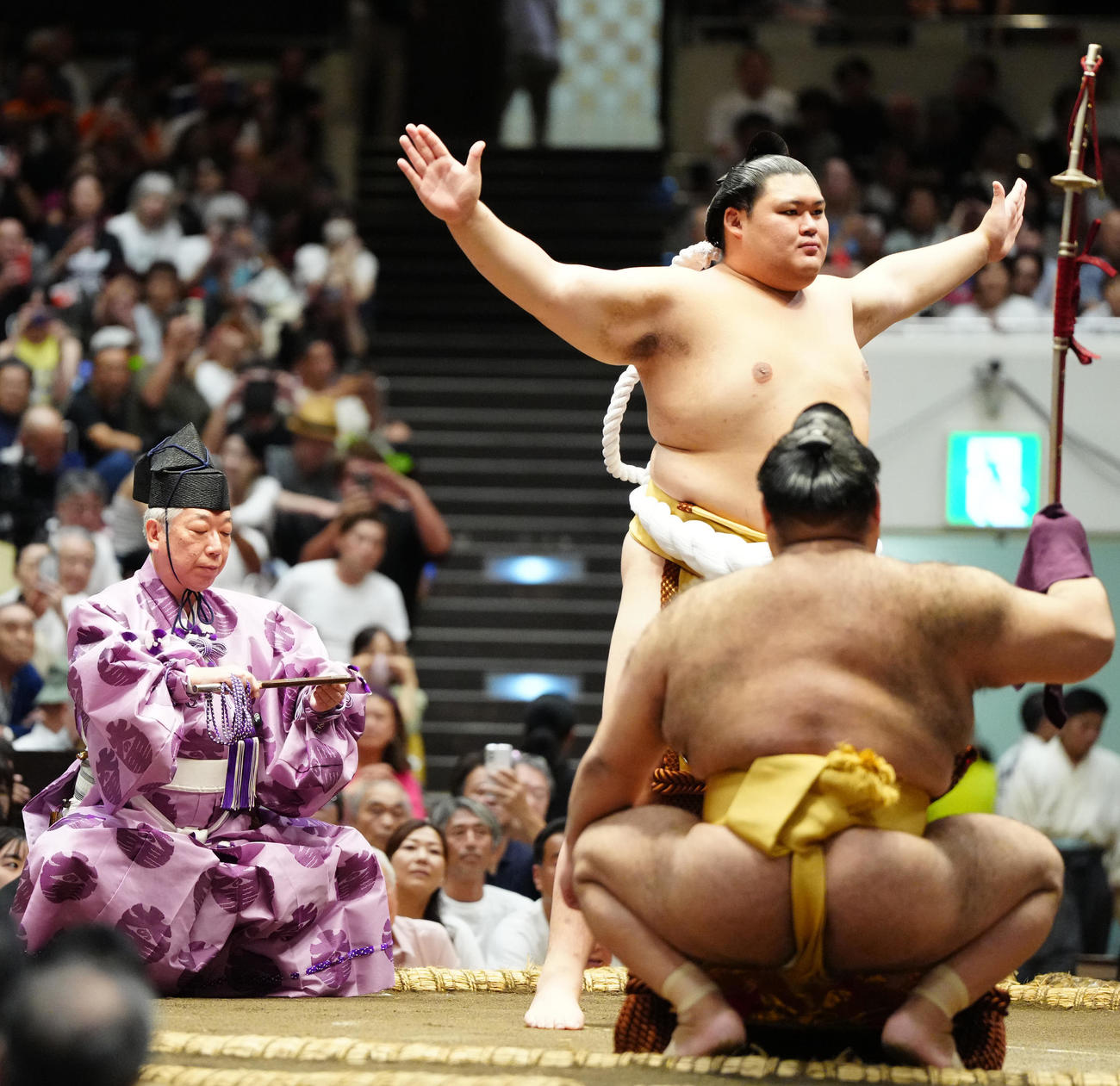 大の里（右）の横綱土俵入りに臨む立行司の式守伊之助（撮影・江口和貴）