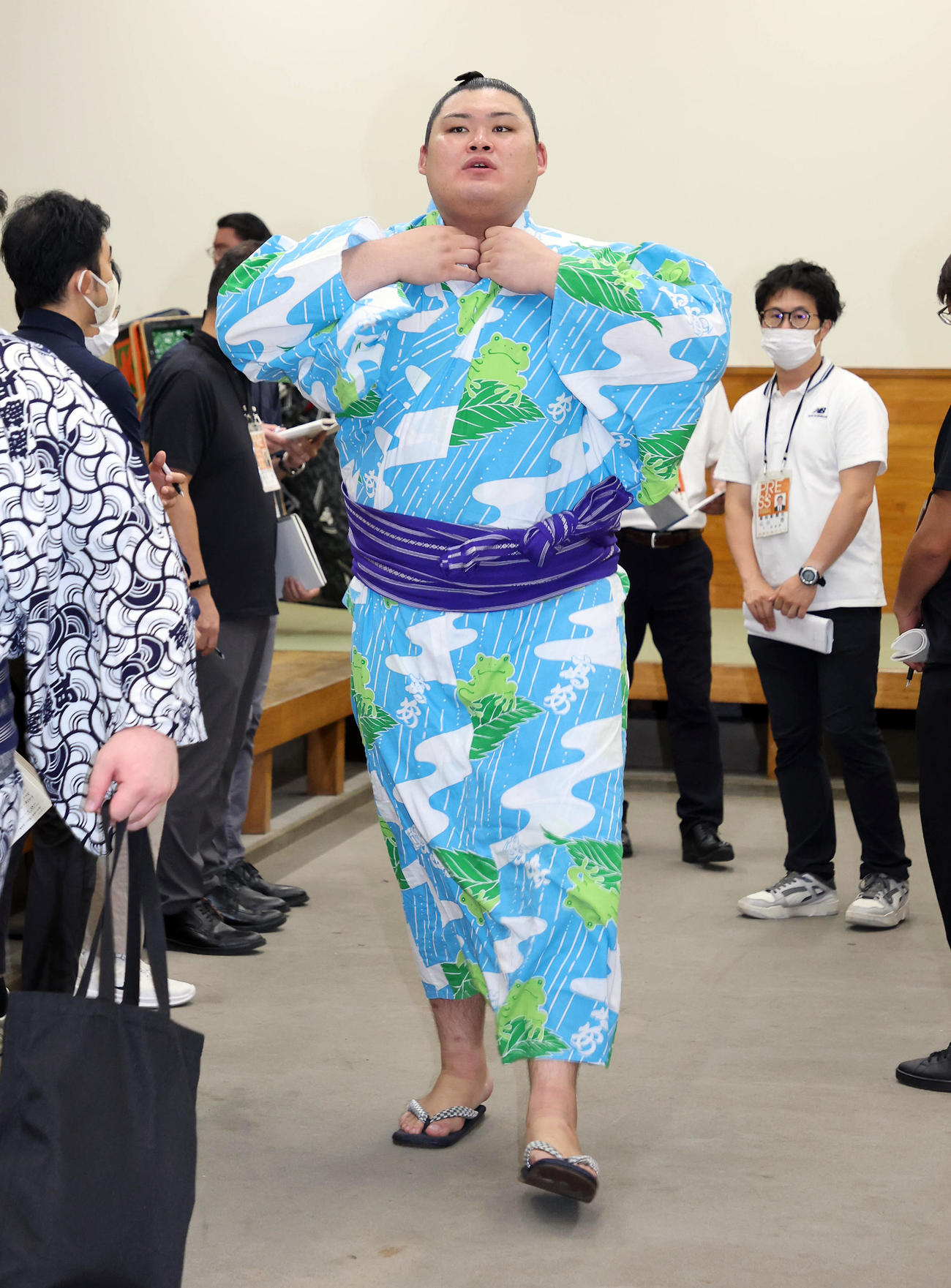 支度部屋を後にする大の里