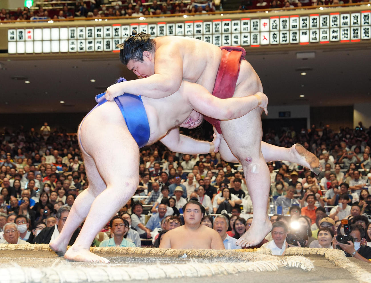 熱海富士（右）を寄り切りで破る安青錦（撮影・江口和貴）