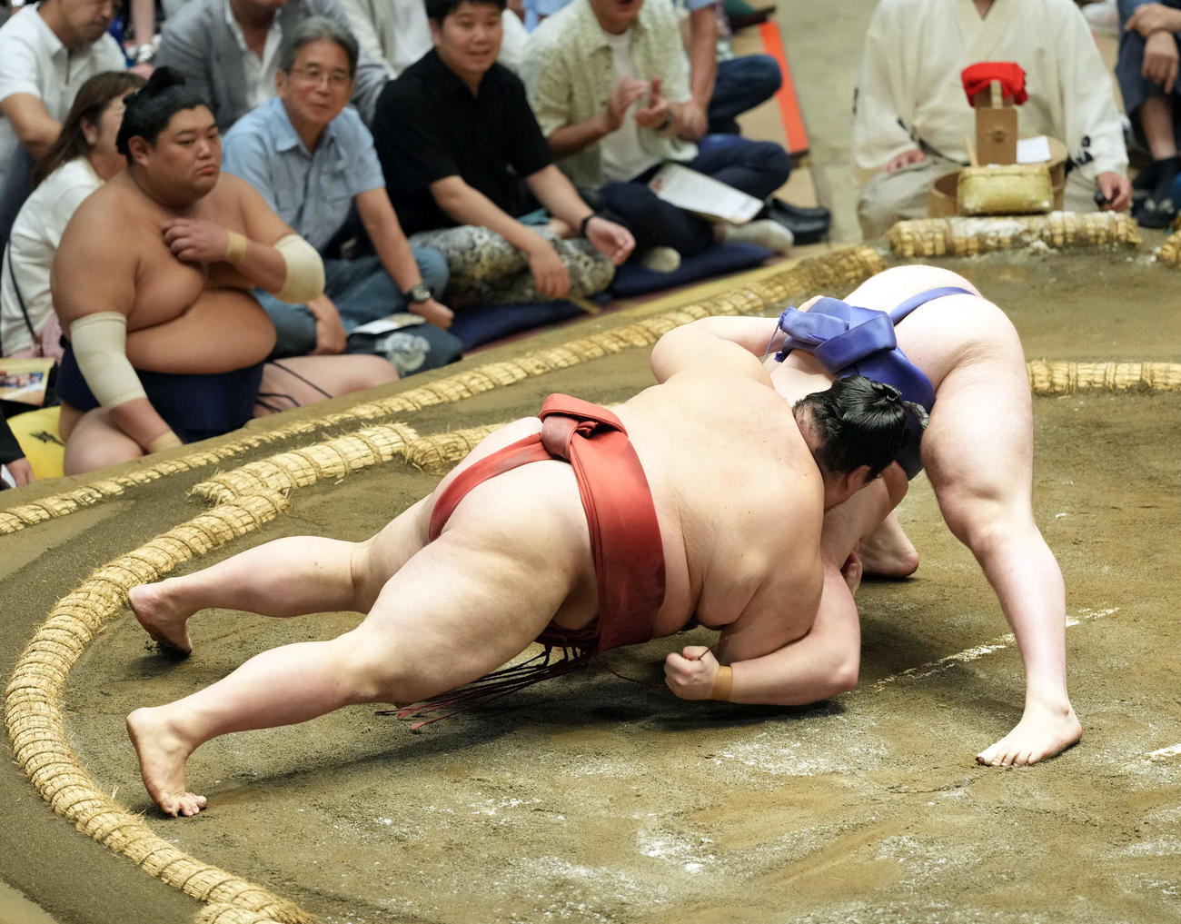 熱海富士（左）と安青錦は同体となり取り直しとなる（撮影・たえ見朱実）