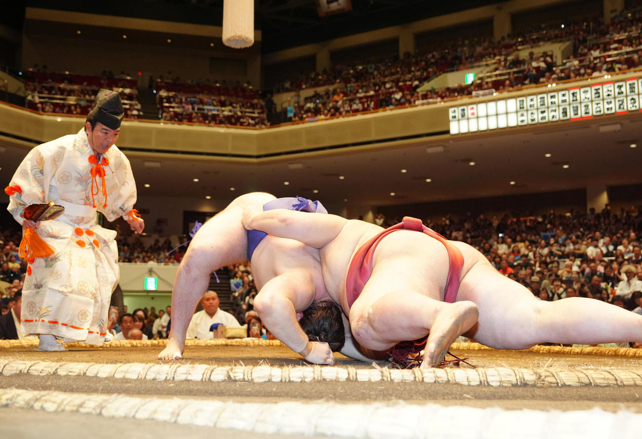 安青錦（中央）と熱海富士の取組は同体で取り直しとなる（撮影・江口和貴）
