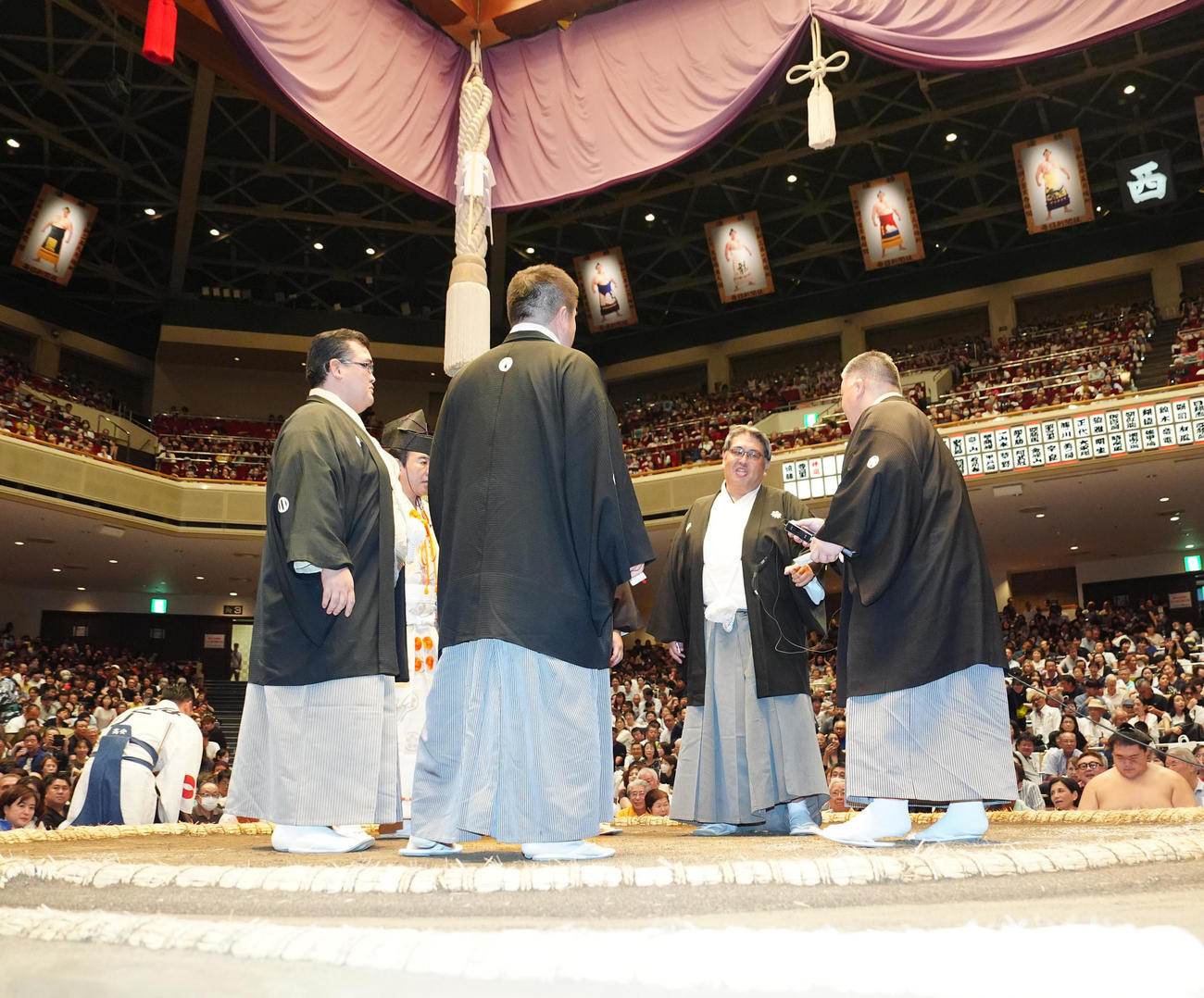安青錦と熱海富士の取組で協議する審判団（撮影・江口和貴）