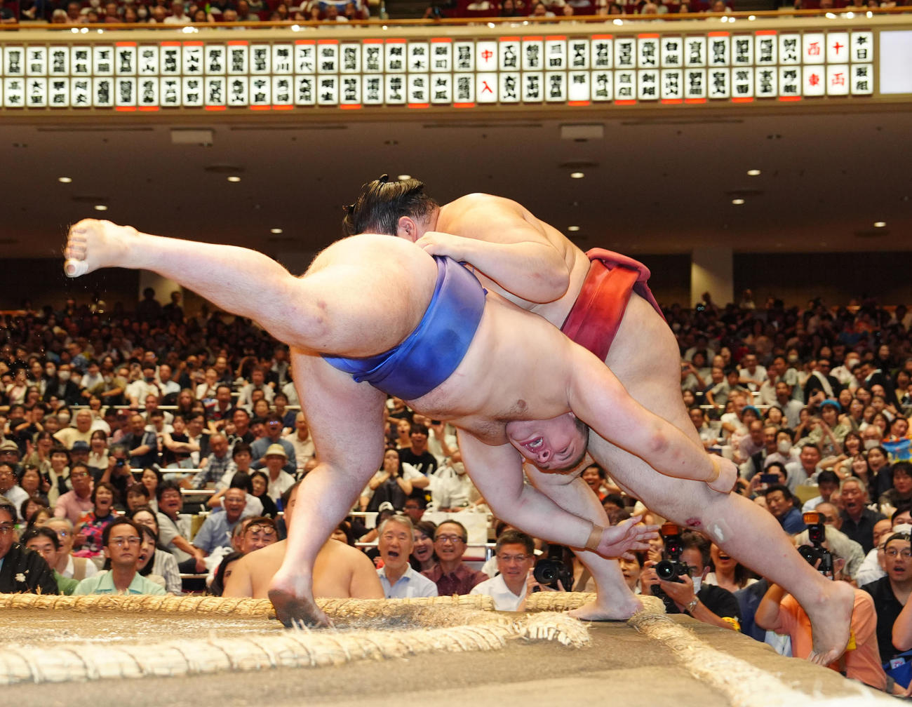 熱海富士（右）を寄り切りで破る安青錦（撮影・江口和貴）