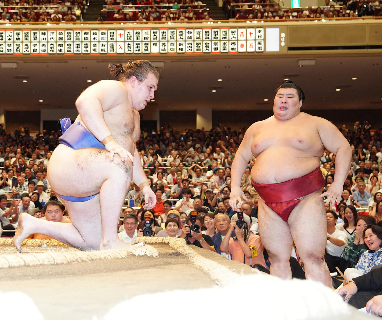 熱海富士（右）を寄り切りで破った安青錦（撮影・江口和貴）