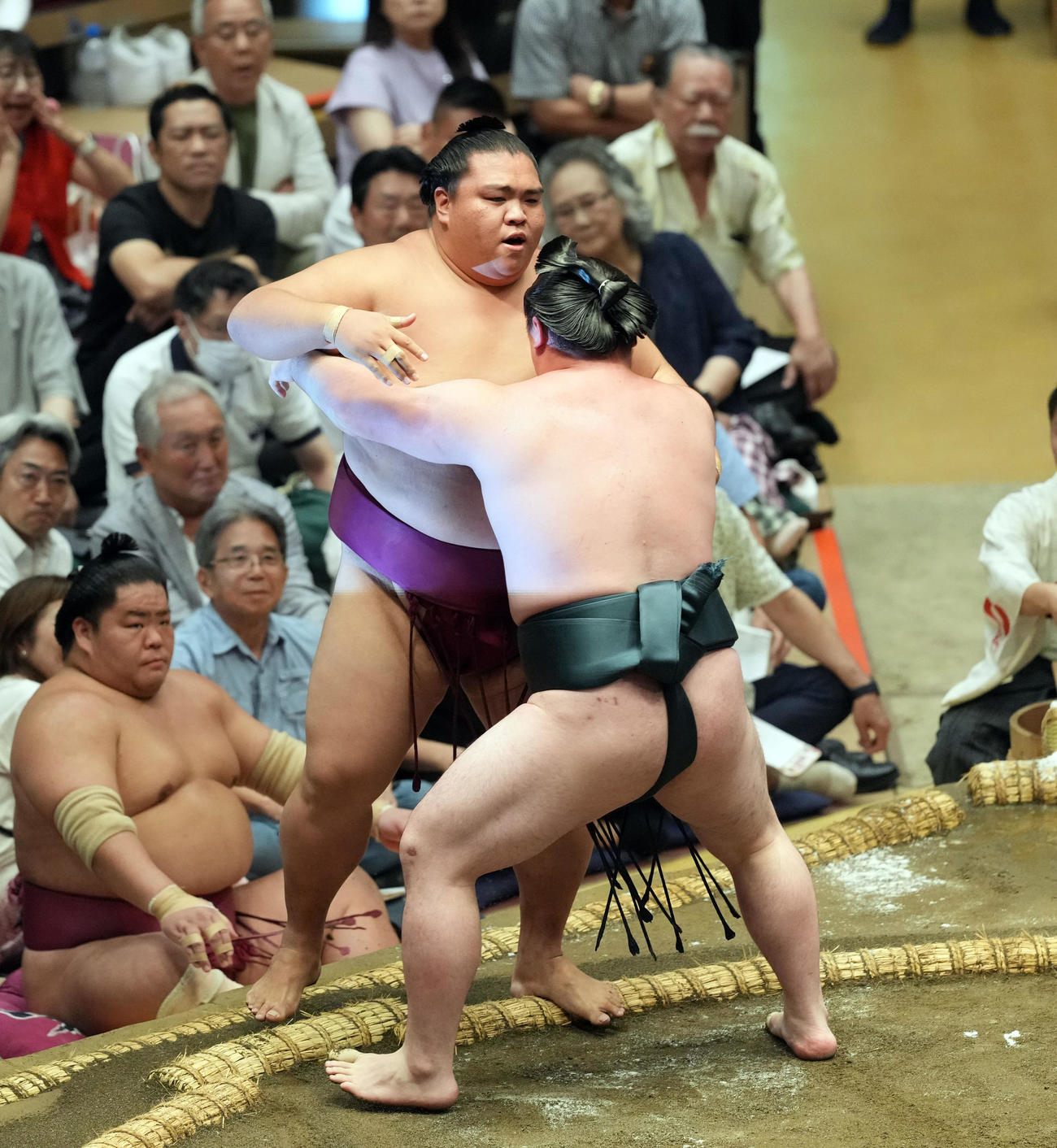 時疾風に寄り切りで敗れる御嶽海（撮影・たえ見朱実）