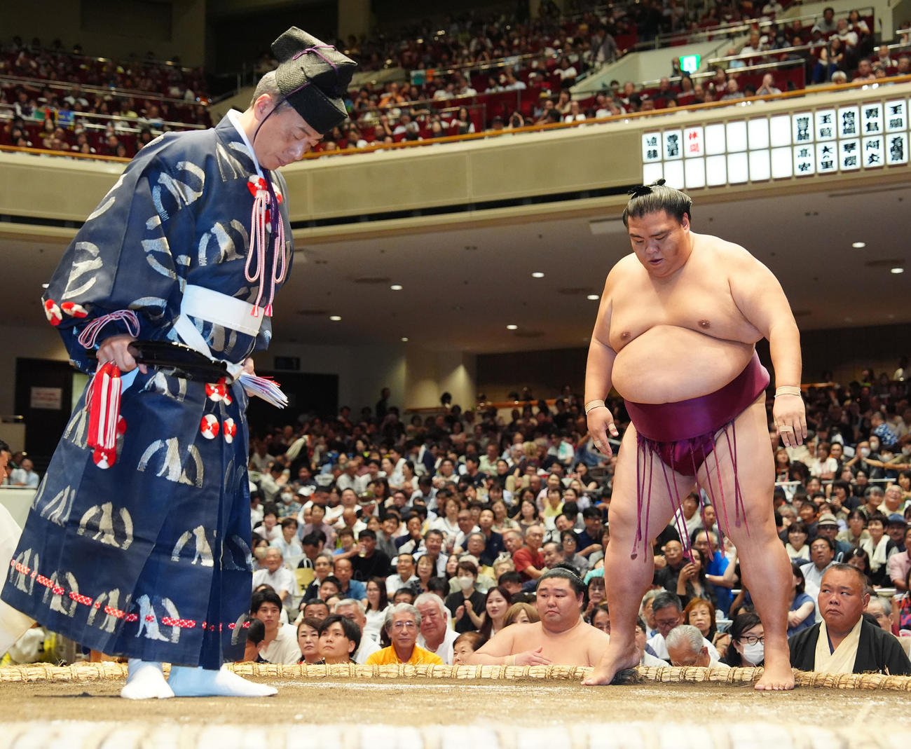 時疾風に寄り切りで敗れた御嶽海（撮影・江口和貴）