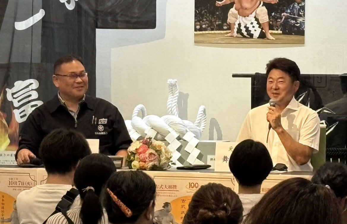 親方トークイベントに出演した舞の海さん（右）と高崎親方（元幕内金開山）