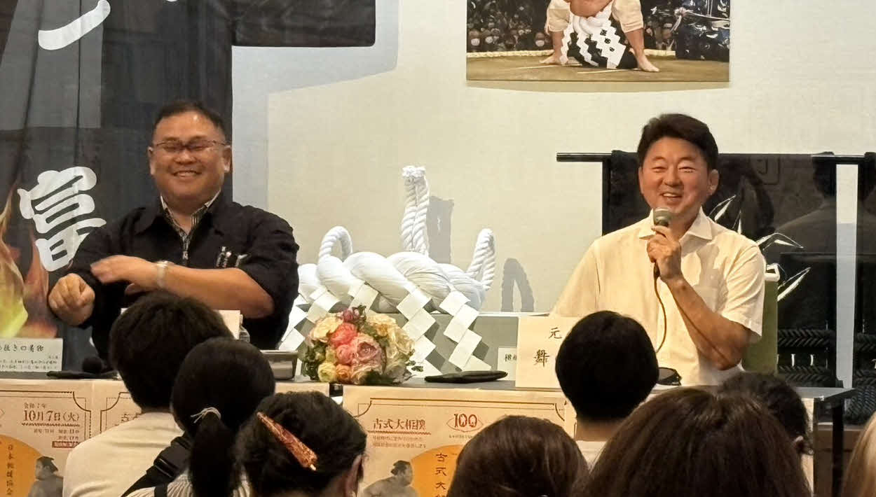 親方トークイベントに出演した舞の海さん（右）と高崎親方（元幕内金開山）