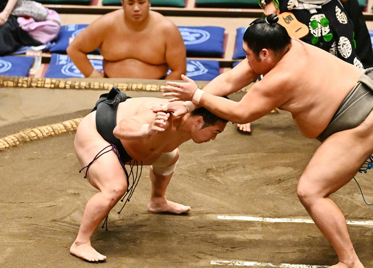 炎鵬（左）は大皇翔を攻める（撮影・滝沢徹郎）