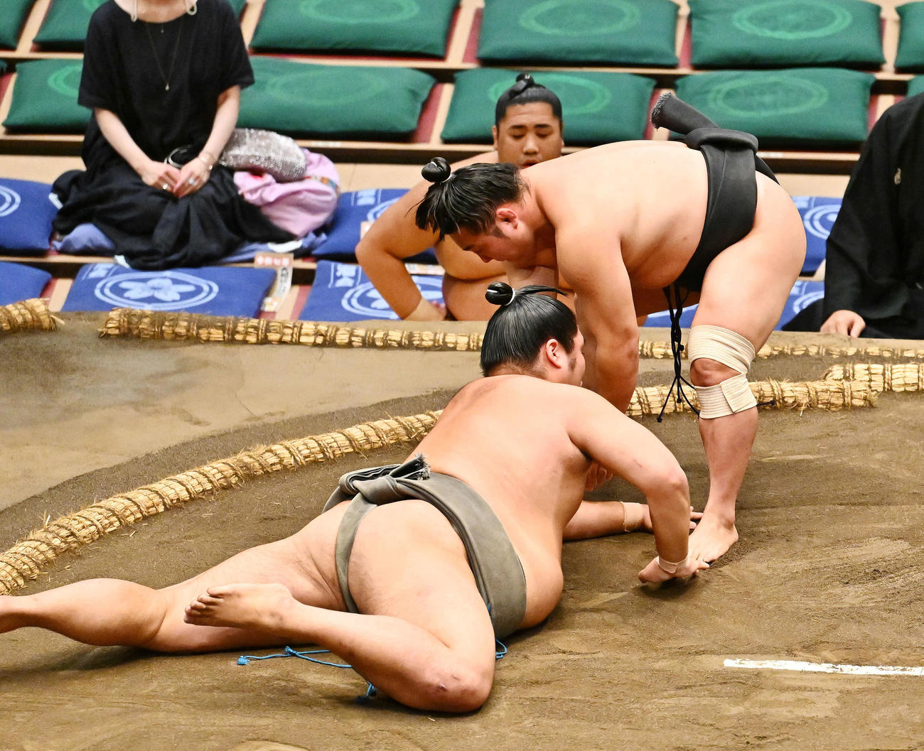 炎鵬（右）は大皇翔をずぶねりで破る（撮影・滝沢徹郎）