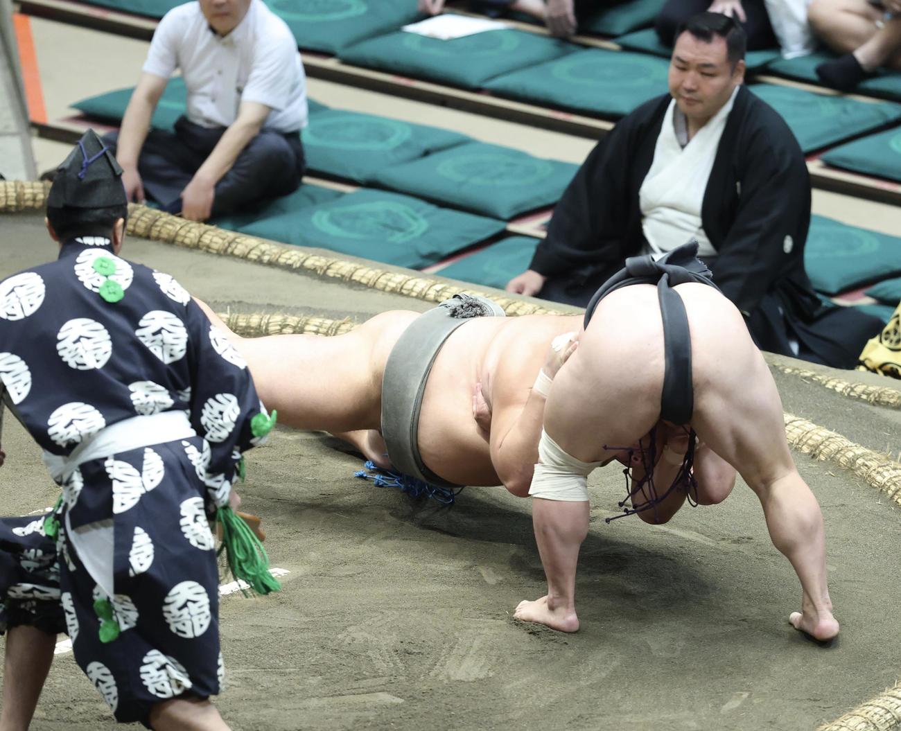 大皇翔（左）を頭捻りで破る炎鵬（撮影・河田真司）