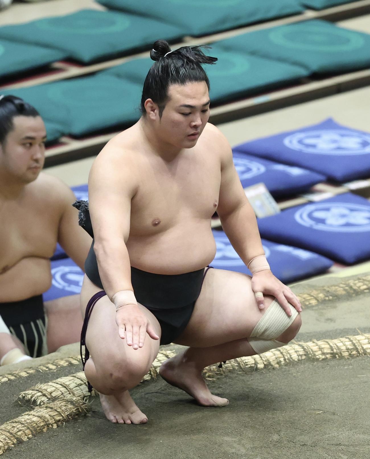 大皇翔を頭捻りで破り、勝ち名乗りを受ける炎鵬（撮影・河田真司）