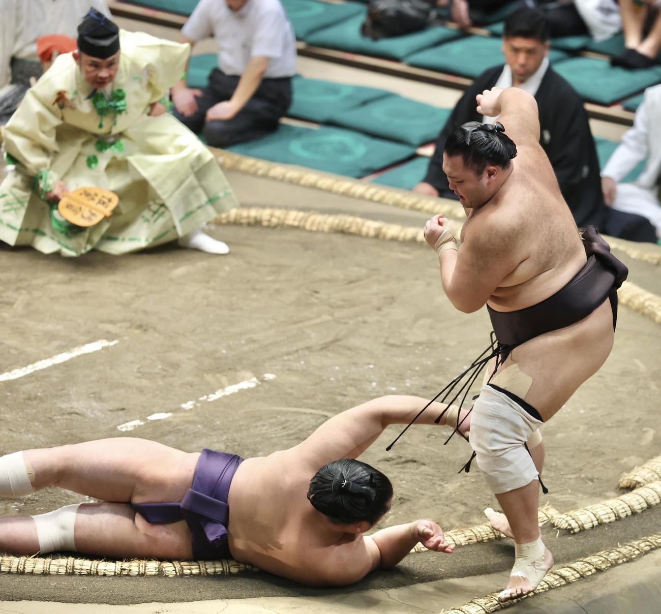 風賢央（左）をはたき込みで破る朝乃山（撮影・河田真司）