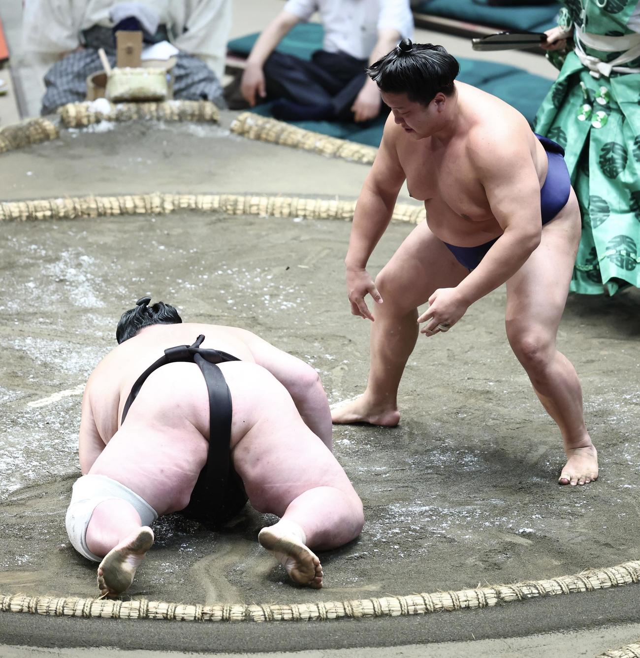 剣翔（左）を引き落としで破る朝白龍（撮影・河田真司）