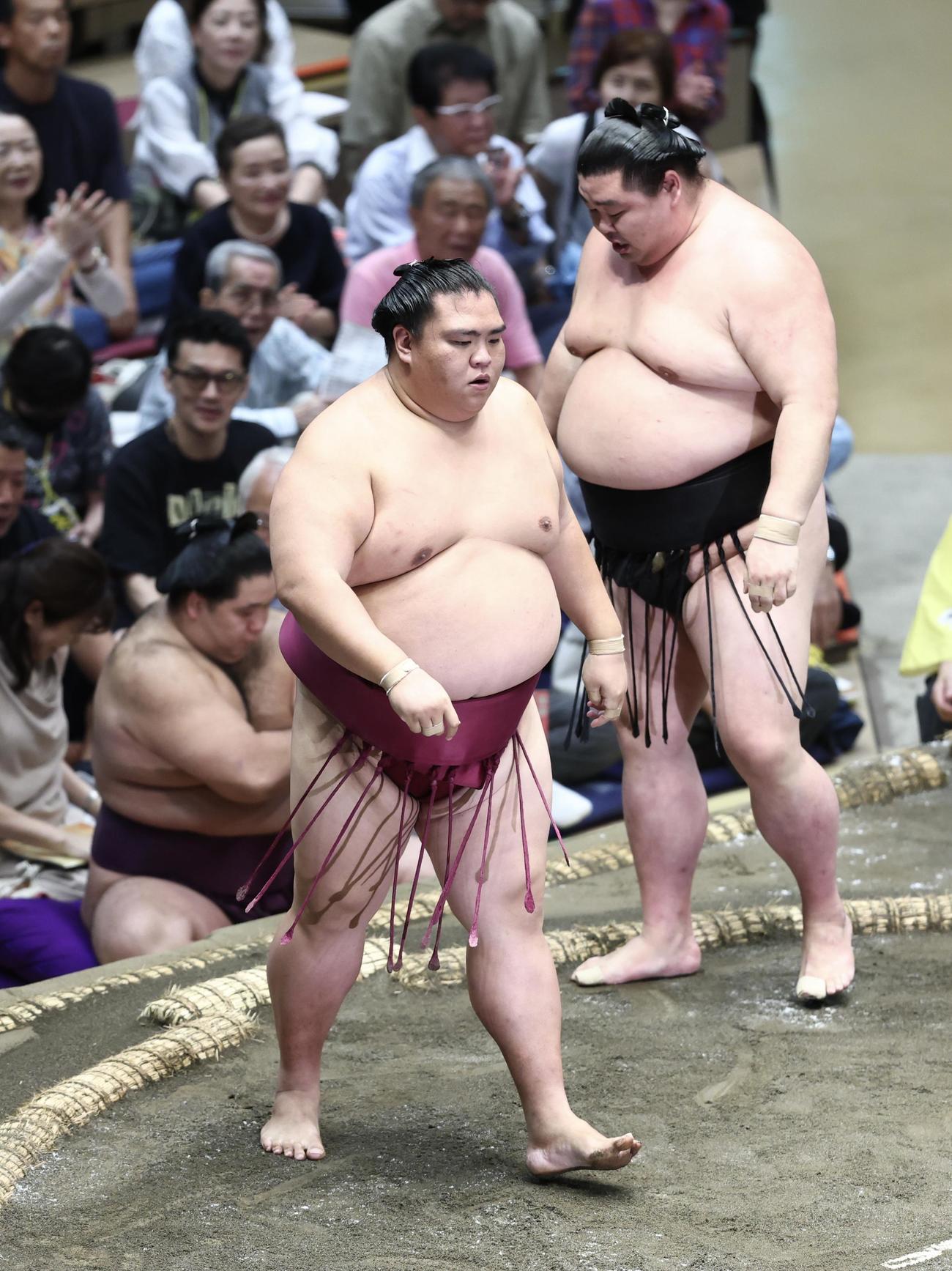 正代（右）を寄り切りで破る御嶽海（撮影・河田真司）