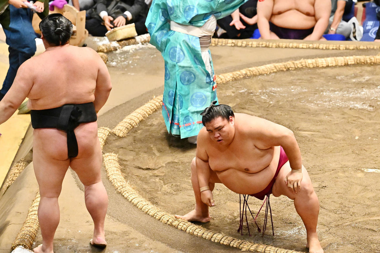 御嶽海（右）は正代を寄り切りで破る（撮影・滝沢徹郎）
