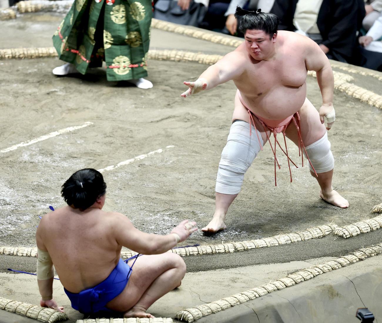 藤ノ川（左）を押し出しで破る宇良（撮影・河田真司）