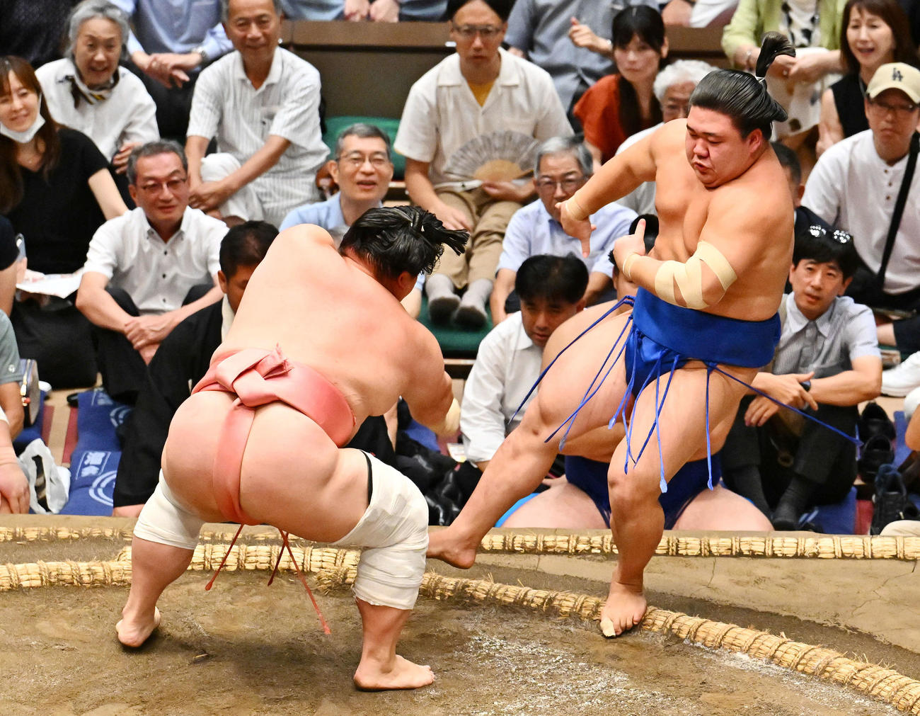 宇良（左）は藤ノ川を押し出しで破る（撮影・滝沢徹郎）