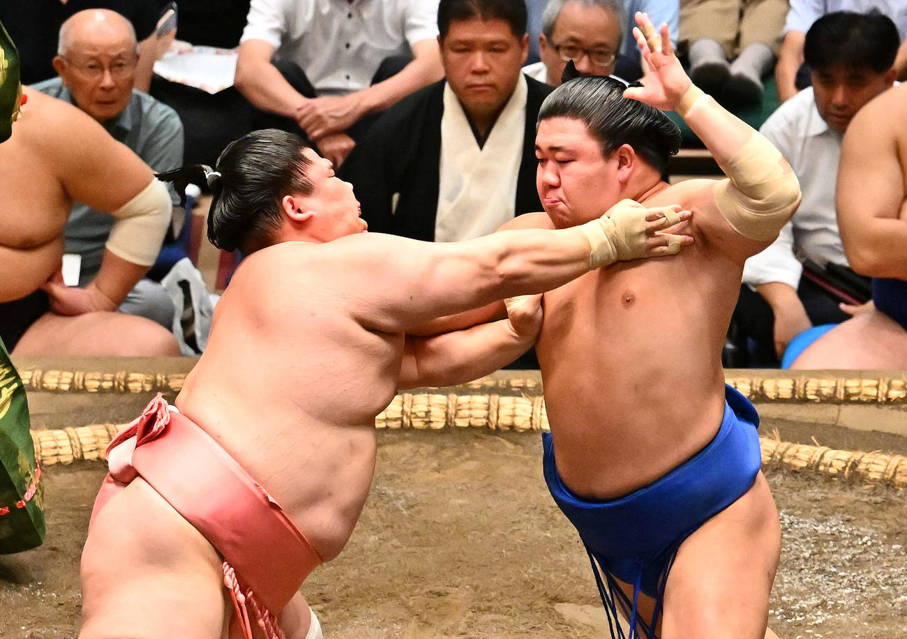 宇良（左）は藤ノ川を攻める（撮影・滝沢徹郎）