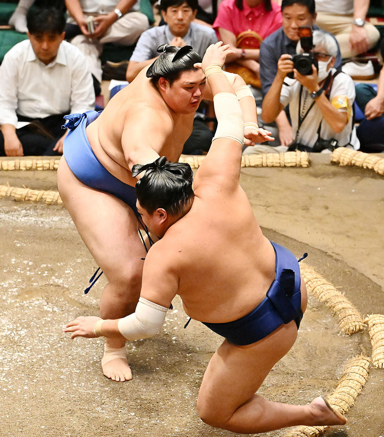 大の里（後方）は阿炎を押し倒しで破る（撮影・滝沢徹郎）