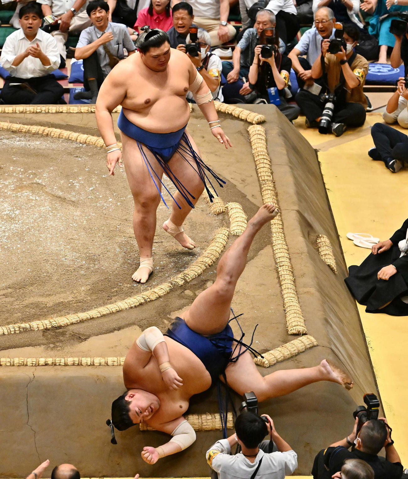 大の里（後方）は阿炎を押し倒しで破る（撮影・滝沢徹郎）