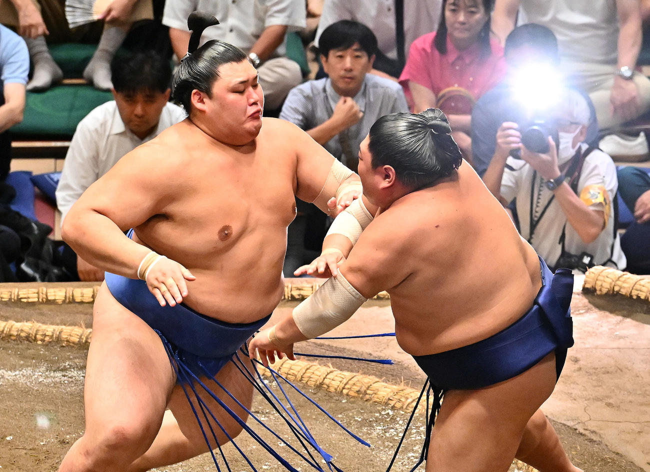 大の里（左）は阿炎を攻める（撮影・滝沢徹郎）