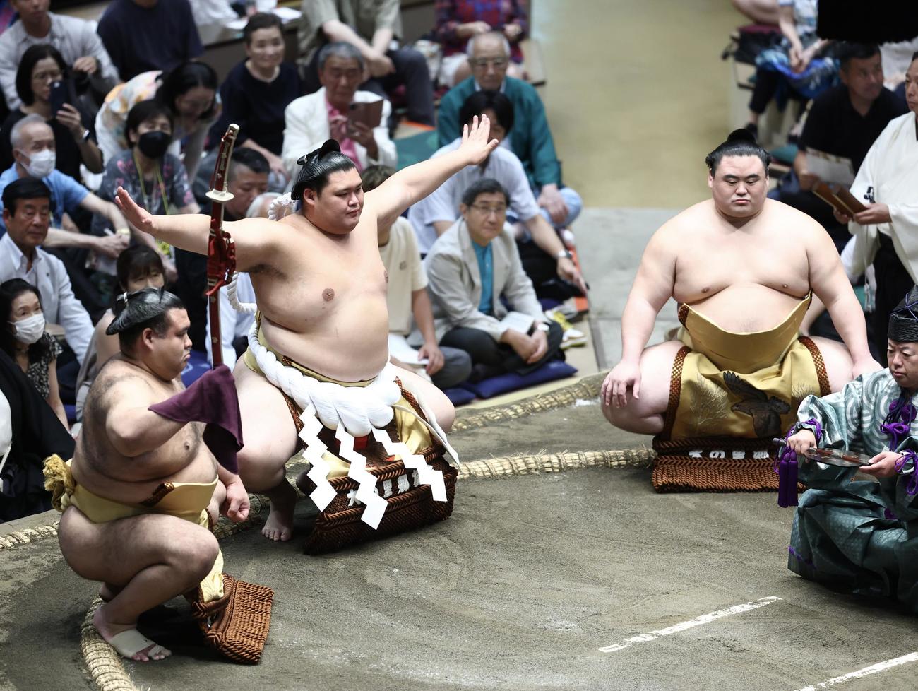 大の里の横綱土俵入り。露払い隆の勝、太刀持ち高安（撮影・河田真司）