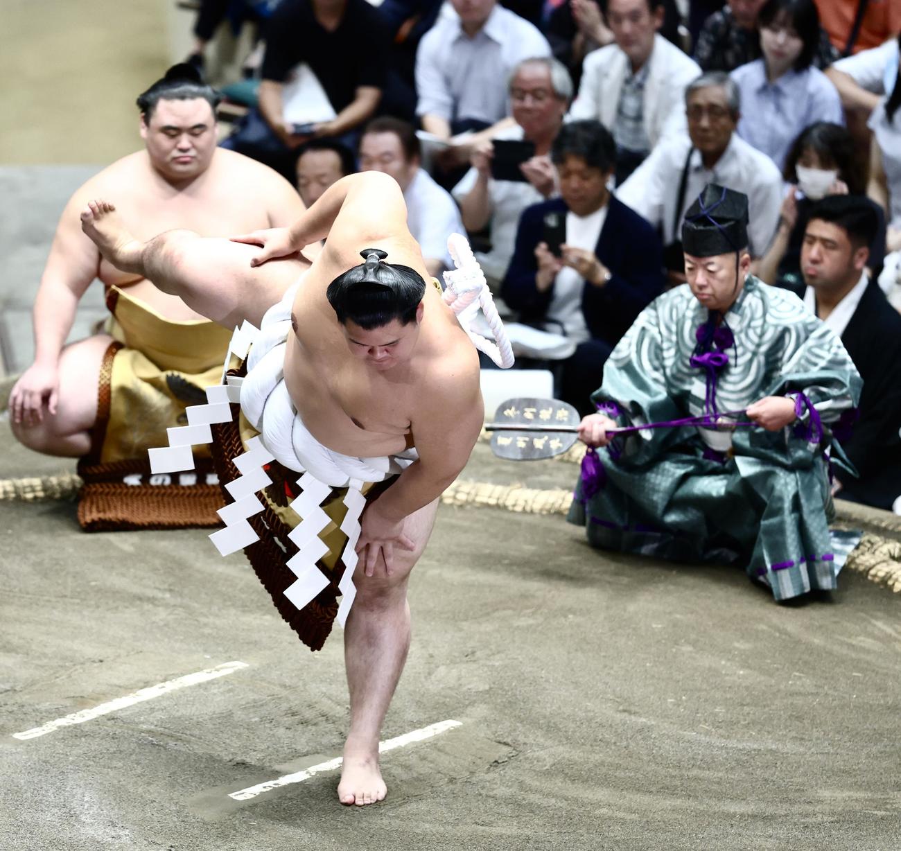 大の里の横綱土俵入りに臨む行司の木村庄之助（右）（撮影・河田真司）