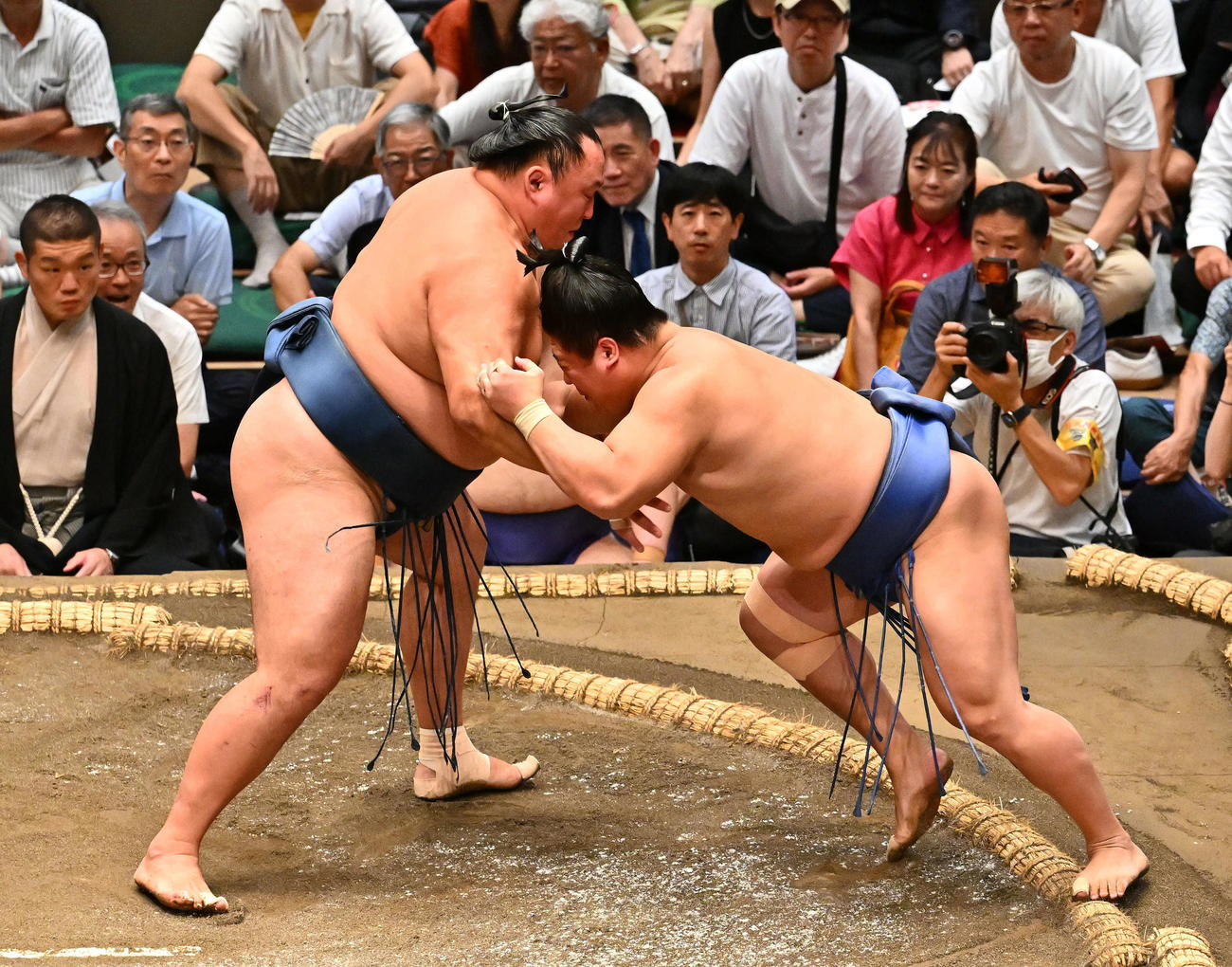 玉鷲（左）は若隆景を押し出しで破る（撮影・滝沢徹郎）