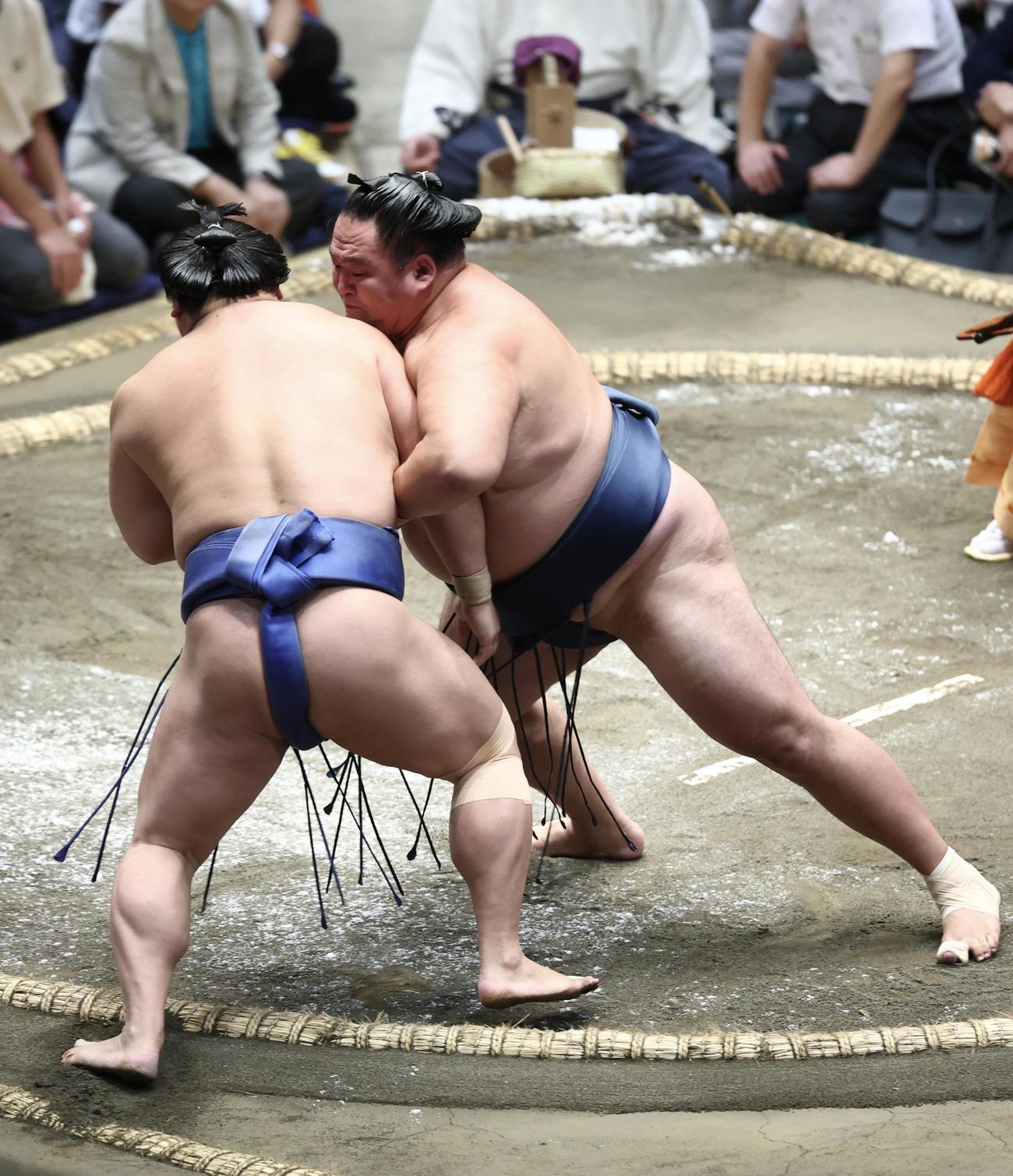 若隆景（左）を押し出しで破る玉鷲（撮影・河田真司）