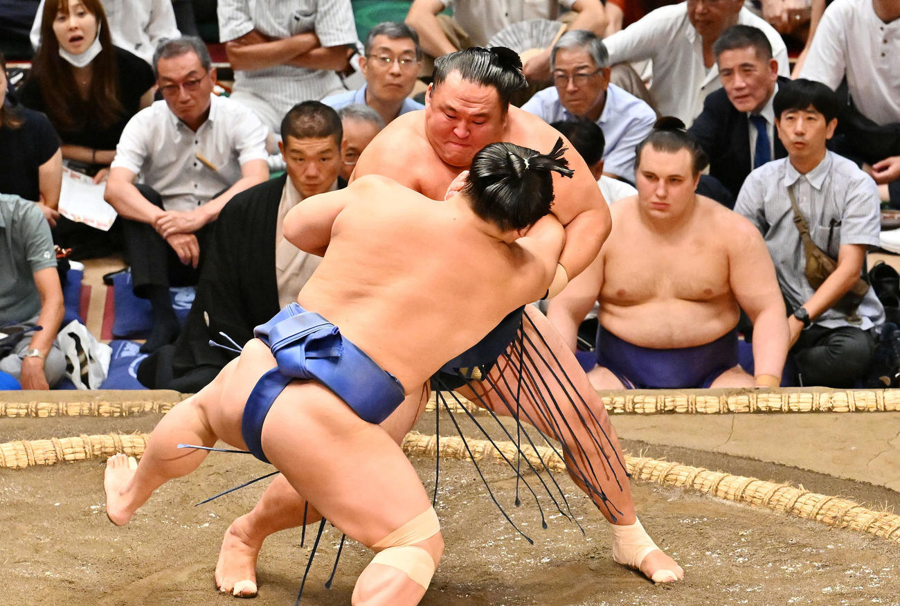 玉鷲（後方）は若隆景を攻める（撮影・滝沢徹郎）