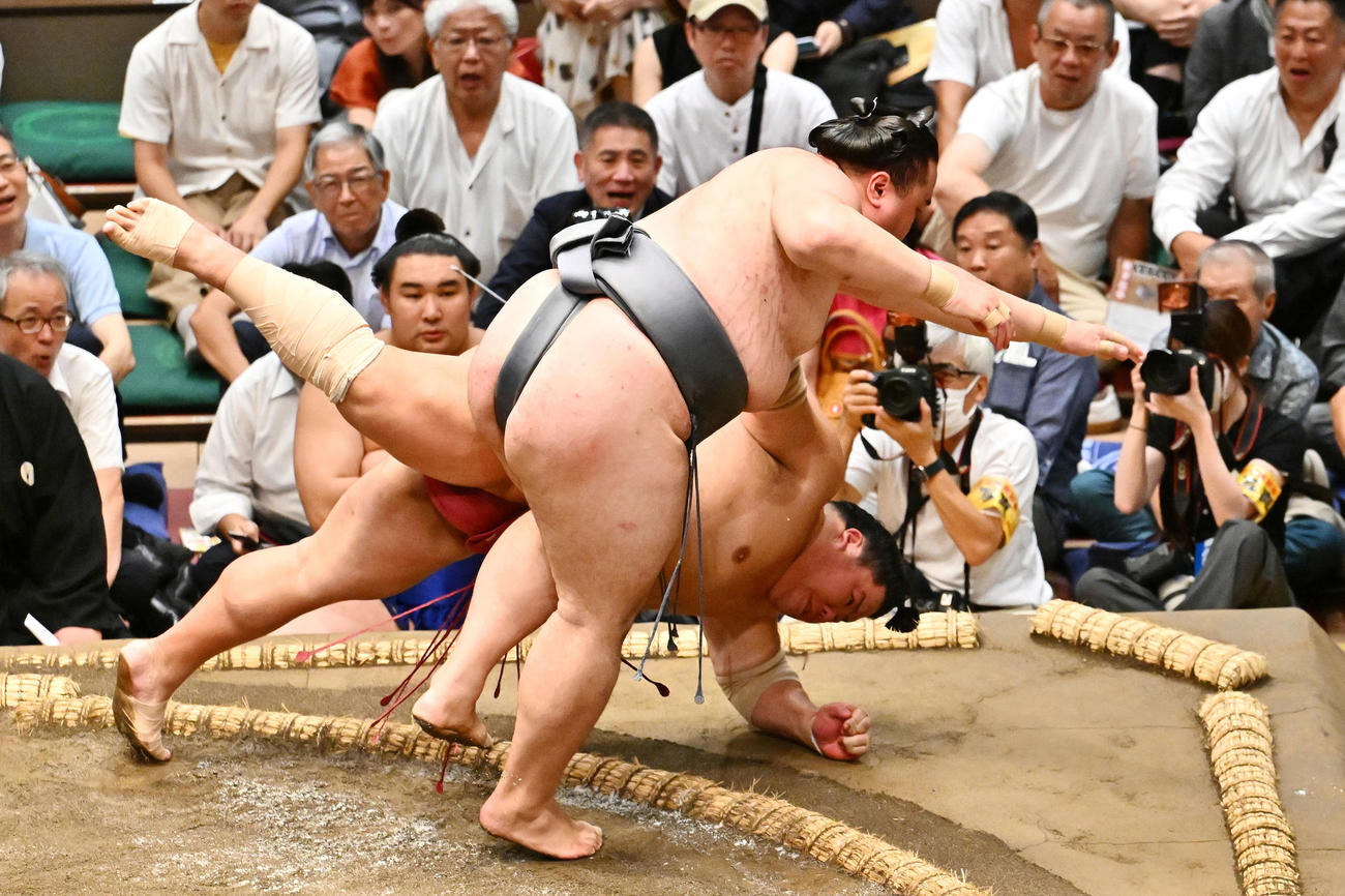 金峰山（上）は大栄翔を上手投げで破る（撮影・滝沢徹郎）