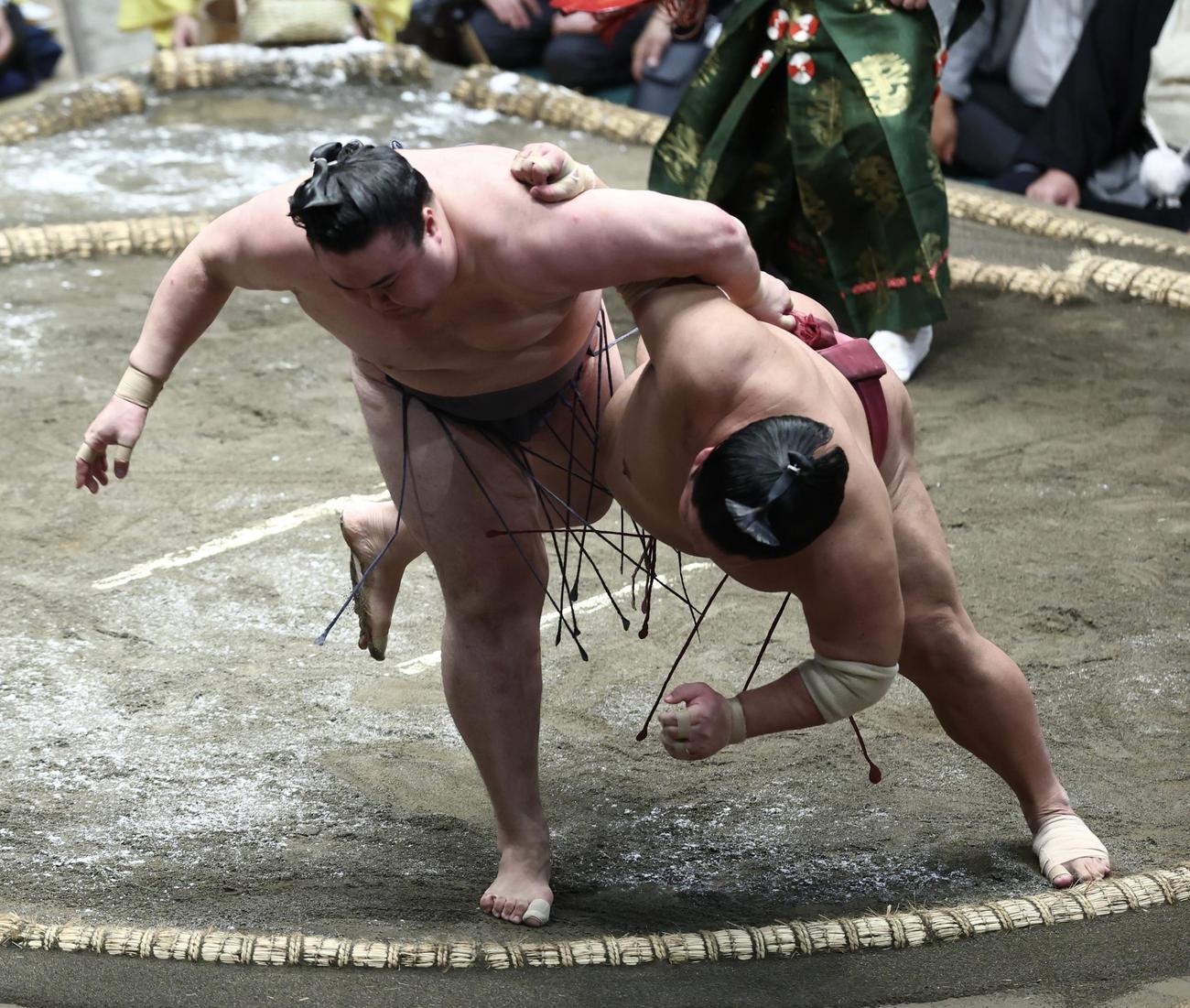 金峰山（左）は大栄翔を上手投げで破る（撮影・河田真司）