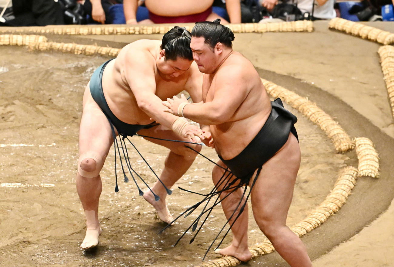 佐田の海（左）は明生を押し出しで破る（撮影・滝沢徹郎）