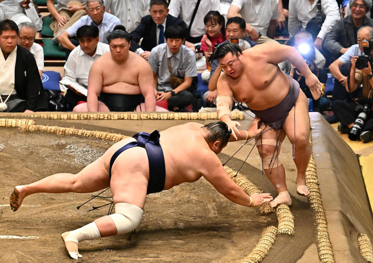 友風（左）は翔猿を押し出しで破る（撮影・滝沢徹郎）