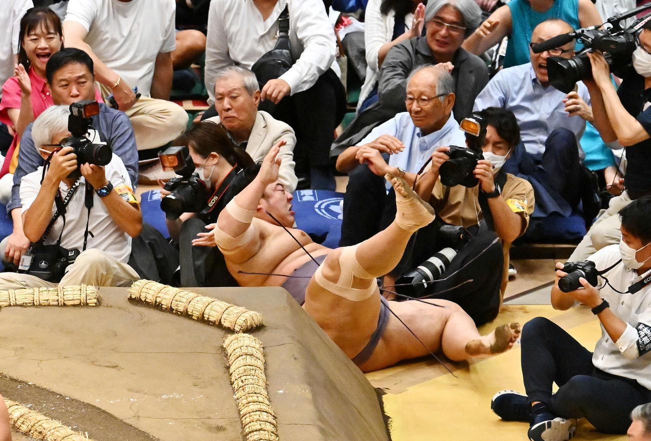 友風に敗れ土俵下に落ちる翔猿（撮影・滝沢徹郎）