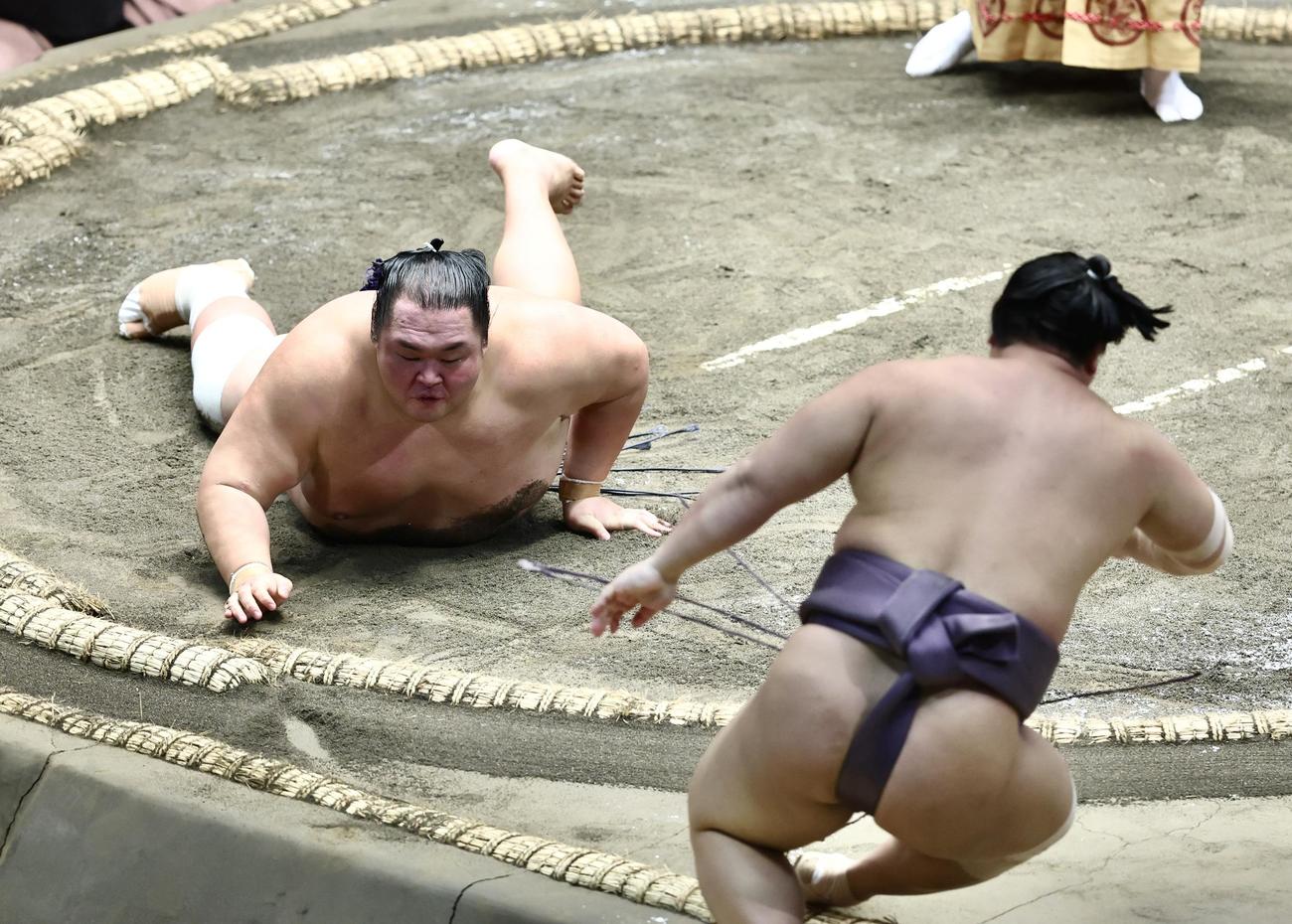 翔猿（手前）を押し出しで破る友風（撮影・河田真司）